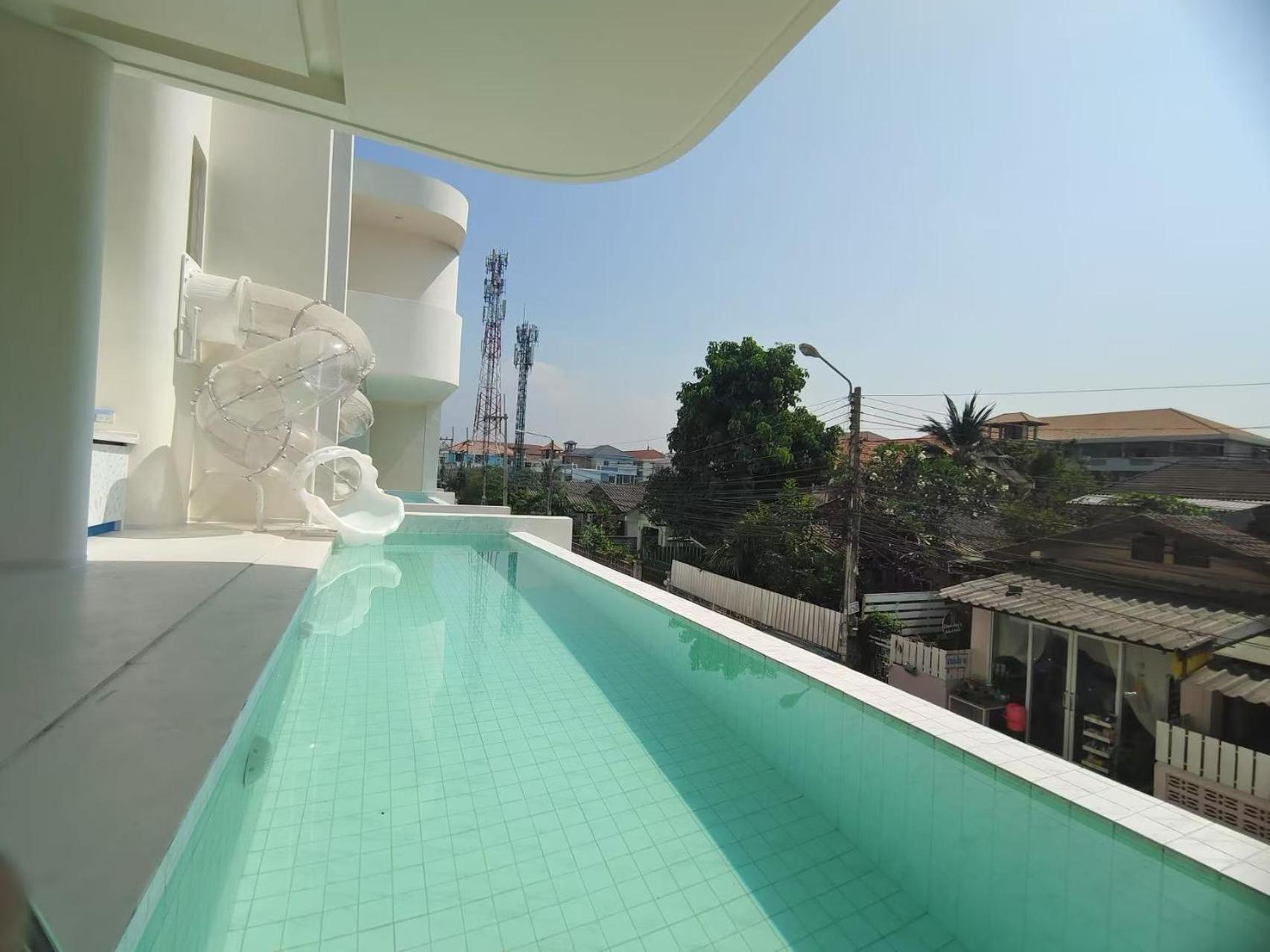 On The Cloud Luxury Pool *
